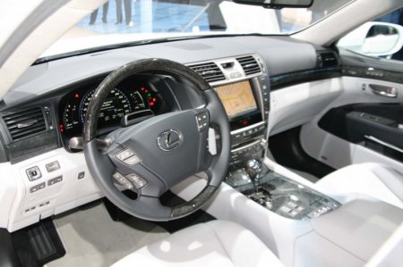 Марка Lexus обновила гибридный седан LS600h
