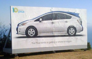Toyota Prius MPV дразнит с рекламных щитов