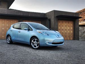 Первый экземпляр электрокара Nissan Leaf передали владельцу